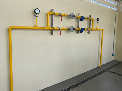 Estação reguladora de pressão de gás em dois estágios com reguladores de pressão, manômetros e filtros Y em linha
