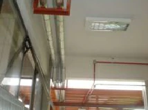 Tubulação de vapor isolada com alumínio corrugado
