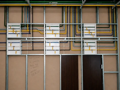 Montagem de caixas de seção em alumínio em perfilados metálicos de drywall com rede de cobre para gases hospitalares