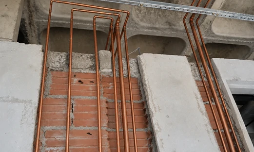 Prumada vertical de tubulações de cobre para gases medicinais embutidas em alvenaria e laje nervurada