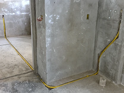 Instalação de tubulação de gás combustível embutida em canaleta de piso e alvenaria com proteção anticorrosiva amarela