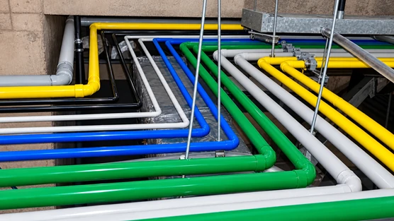 Tubulações suspensas de rede de distribuição de gases medicinais e industriais com identificação por cores normatizadas ABNT